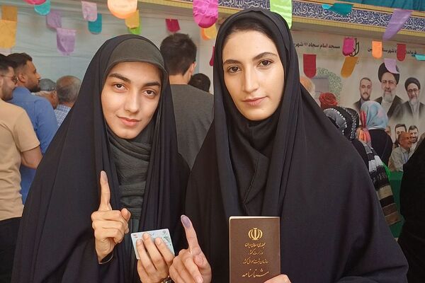 حضور پرشور مردم شهرستان ورامین و منطقه خیرآباد در پای صندق های رای