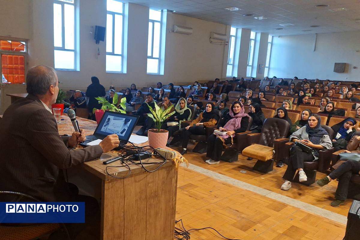 کارگاه آموزشی پیشگیری از آسیب‌های اجتماعی در آموزشگاه معارف۶ ناحیه ۳