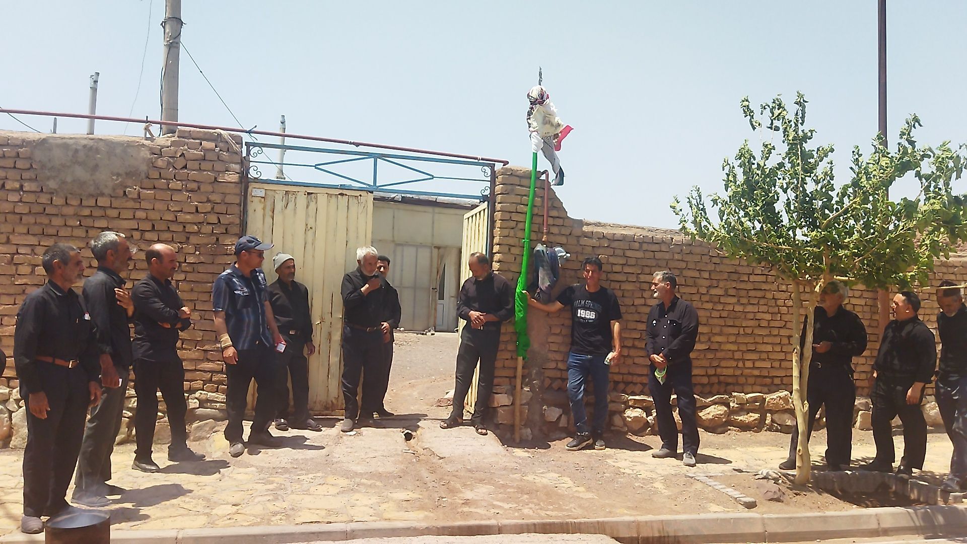 آیین سنتی علم گردانی روستای حسن آباد بلهر  در روز عاشورای حسینی 