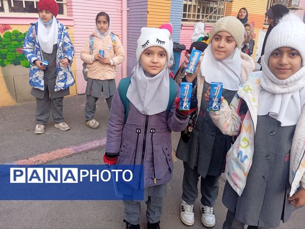توزیع شیر در دبستان نرجس