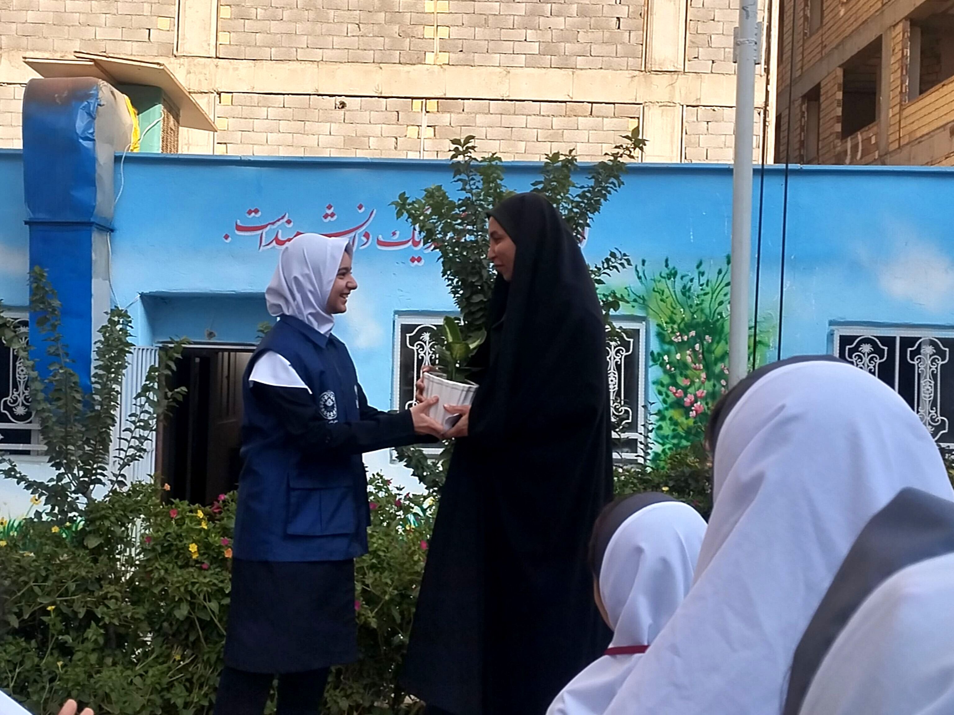 حضور مامور نیروی انتظامی در مدرسه و گفتگوی صمیمی با دانش آموزان و آگاهی بخشی درمورد مسائل امنیتی 