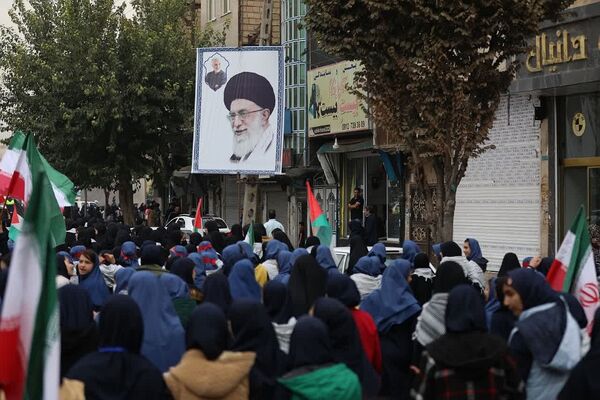 حضور پرشکوه دانش‌آموزان کهریزک و باقرشهر در راهپیمایی ۱۳ آبان