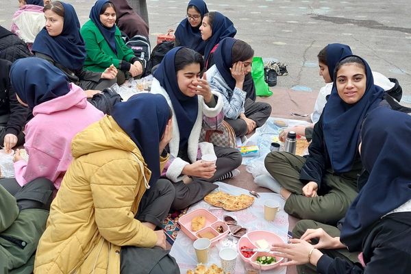 نمایشگاه دست سازه‌های دانش‌آموزان مدرسه شهید شرافت بهارستان‌دو