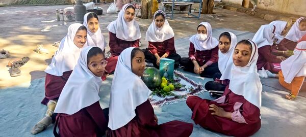 فرهنگ و شادی در جشن یلدای دانش‌آموزان دبستان مولوی فین