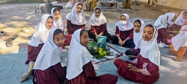 فرهنگ و شادی در جشن یلدای دانش‌آموزان دبستان مولوی فین