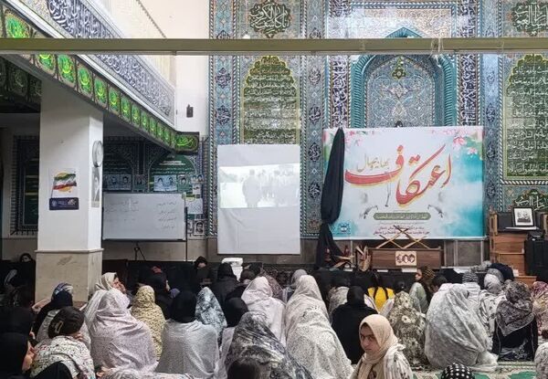 شور معنوی اعتکاف دانش‌آموزی در دامغان