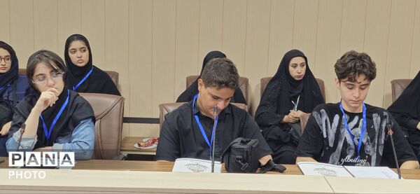 نشست هماهنگی دانش‌آموزان نخبه عکاس استان البرز با موضوعیت پویش «باید برخاست» 