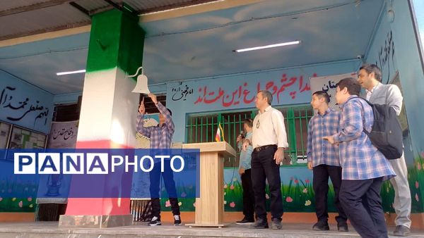 نواختن زنگ آغاز سال تحصیلی در مدرسه اندیشه شاهد منطقه ۱۶ 