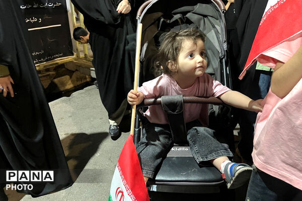 میان دانش‌آموزان و رهبر شهید پیمان جاودانه با نوای سرود رقم خورد