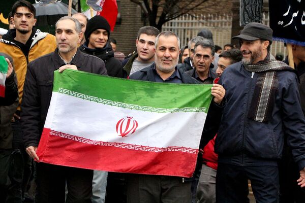 خلاقیت و نشاط دانش‌آموزی در غرفه‌های آموزش و پرورش در مسیر راهپیمایی ۲۲ بهمن