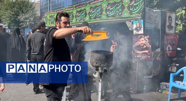 جاماندگان اربعین در خیابان ۱۷ شهریور هم‌قدم با زائران کربلا