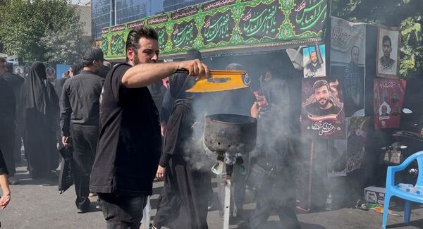 جاماندگان اربعین در خیابان ۱۷ شهریور هم‌قدم با زائران کربلا