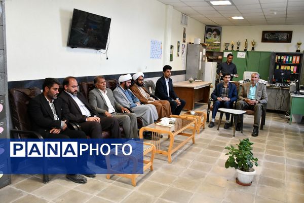 حضور امام جمعه، فرماندار و مدیر آموزش پرورش مه ولات در مدارس شهرستان