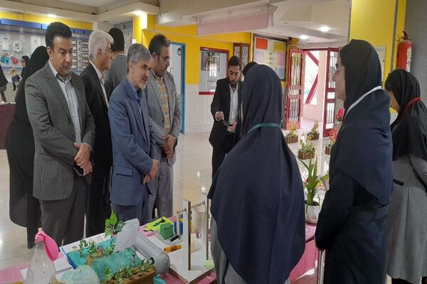 مراسم تجلیل از همیار معلم‌های نمونه دبیرستان آرمیتا مصلی نژاد