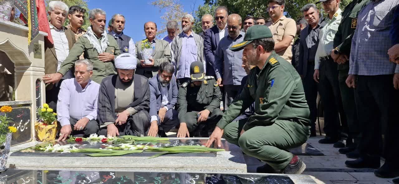 غبارروبی مزار شهدا به‌مناسبت هفته دفاع مقدس در نورآباد 