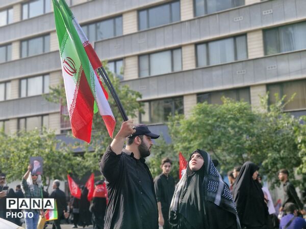 حضور پرشور مردم در خیابان فلسطین برای بدرقه رهبر