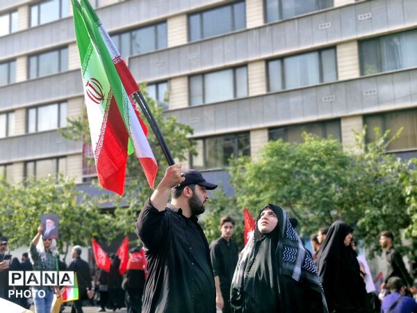 حضور پرشور مردم در خیابان فلسطین برای بدرقه رهبر