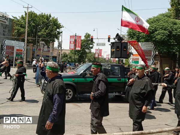 خیابان امام در روز تاسوعای حسینی حال و هوای دیگری میدهد 