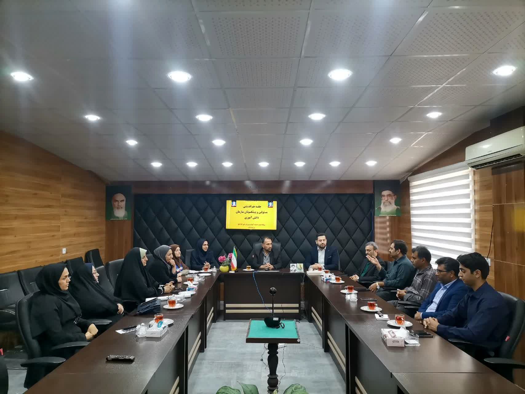 تجلیل از پیشکسوت سازمان دانش‌آموزی در نشست علی‌آباد