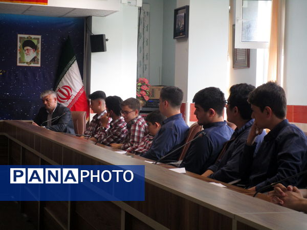 دیدار رئیس آموزش و پرورش ناحیه یک کرج با اعضای شورای دانش‌آموزی مدارس