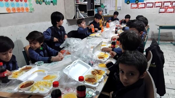 محفل انس با قرآن‌کریم و سفره افطاری در دبستان پسرانه آل‌یاسین شهرستان محلات
