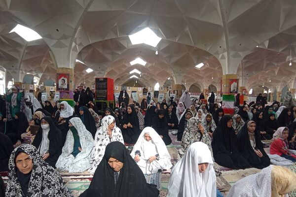 حضور پرشور دانش‌آموزان شهرستان قوچان در برگزاری نماز جمعه 