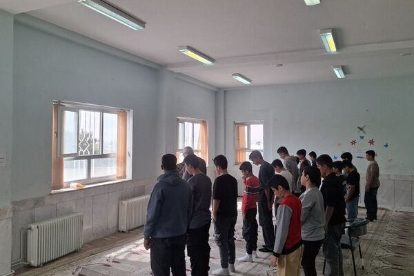 برگزاری‌ نماز‌جماعت در دبیرستان‌ ۲۲‌بهمن‌ چلیچه