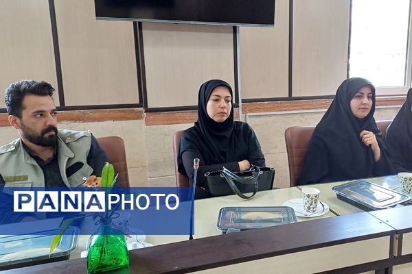 تقدیر از مراقبین سلامت و ارگان‌های مرتبط با حوزه سلامت در اداره آموزش و پرورش شهریار 