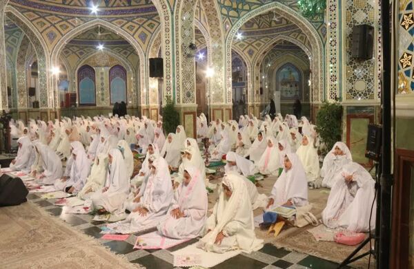اجتماع روزه اولی‌ها با حضور پرشور دانش‌آموزان دختر در آستان مقدس حضرت محمد هلال بن علی (ع) 