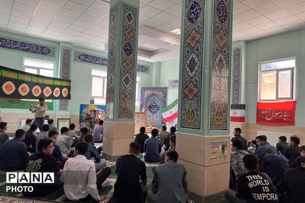 نماز جماعت در نخستین روزهای دبیرستان ابن‌سینا رودهن به امامت امام جمعه
