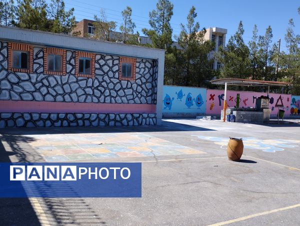 اردوی جهادی رنگ‌آمیزی مدارس با حضور دختران بیرجندی