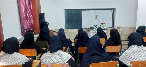 کلاس آمادگی و دفاعی با رنگ و بوی شهدا در دبیرستان فاطمیه