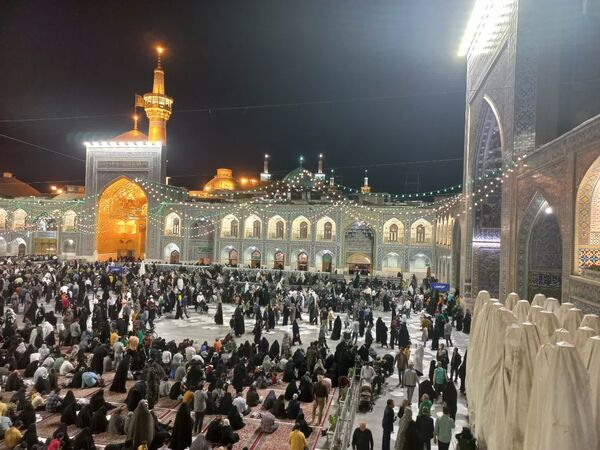سیل عظیم زائران و مجاوران حرم امام رضا (ع) در شب ولادت یازدهمین امام شیعیان