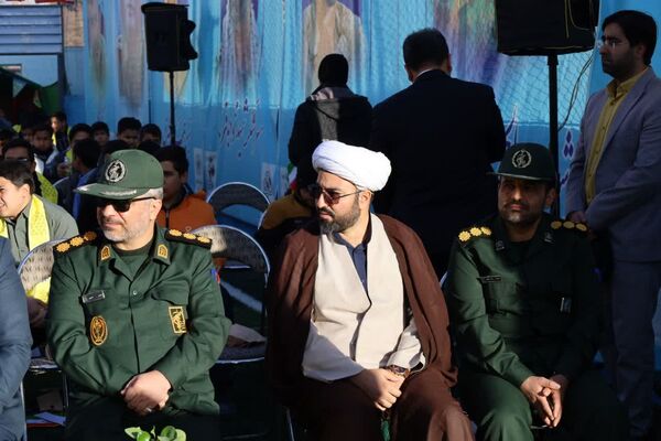 آیین نمادین نواختن «گلبانگ انقلاب اسلامی » در مدرسه احمد فتاحی ناحیه دو یزد