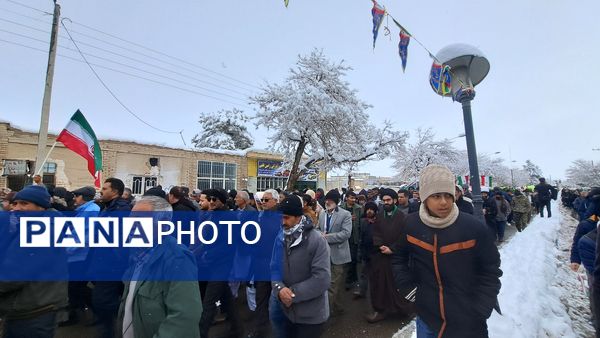 حضور پر شور فرهنگیان و دانش آموزان در کنار مردم ولایتمدار شهرستان صالح آباد در یوم الله ۲۲بهمن