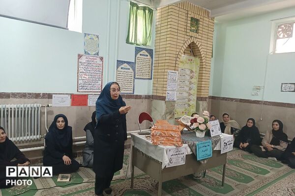 جلسه انجمن اولیا و مربیان وحضور مشاور خانواده با موضوع پیشگیری از اعتیاد 