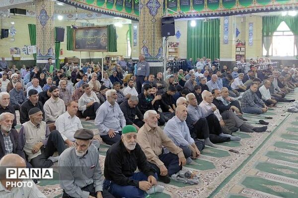 حضور دانش‌آموزان مدرسه صدرا و رئیس اداره ورزش و جوانان در نماز جمعه ورامین