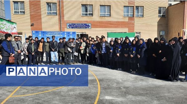 اولین نمایشگاه ماها در دبیرستان فرزانگان ۲ دوره دوم ناحیه ۷ مشهد