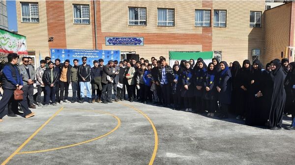 اولین نمایشگاه ماها در دبیرستان فرزانگان ۲ دوره دوم ناحیه ۷ مشهد