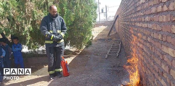 آموزش ایمنی و آشنایی با قهرمانان آتش‌نشانی در کودکستان پیام آفتاب