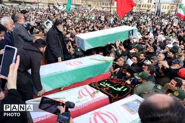  تشییع پیکر شهدا در میدان امام خمینی (ره) همدان با حضور حماسی مردم همیشه در صحنه