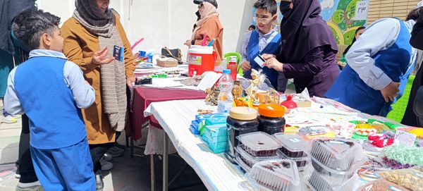 برپایی بازارچه کسب و کار در دبستان غیردولتی مهرو ماه آشخانه 