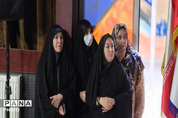 مراسم اعطای نشان سمپاد به دانش آموزان فرزانگان ورامین