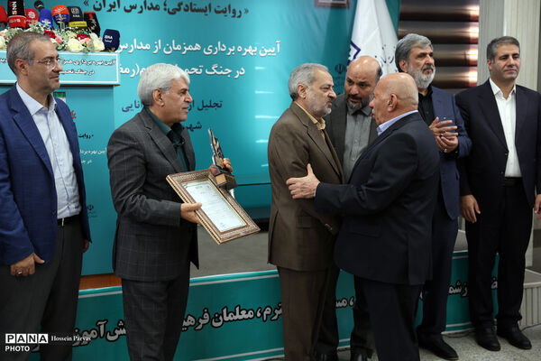 آیین بهره‌برداری همزمان از مدارس آسیب‌دیده در جنگ تحمیلی سوم
