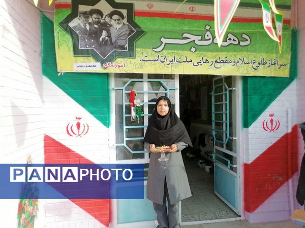 نواختن زنگ انقلاب در دبیرستان حاج مهدی روحانی روستا ارغا