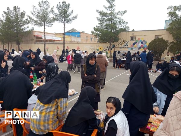 برپایی بازارچه دانش آموزی در دبیرستان شاهد هاجرشهرستان کاشمر