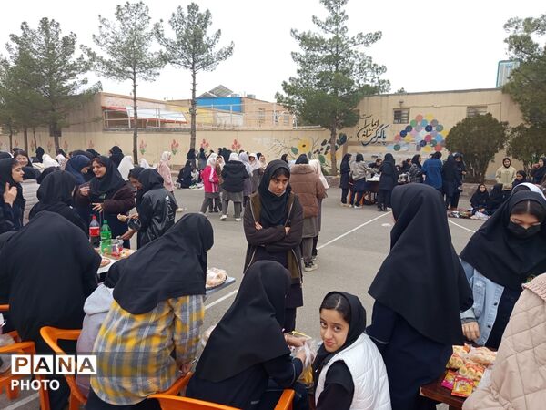 برپایی بازارچه دانش آموزی در دبیرستان شاهد هاجرشهرستان کاشمر