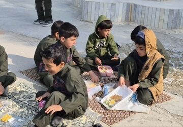 روزی پرنشاط در دبستان امام رضا (ع) شهرستان مروست با خوراکی‌های مفید 