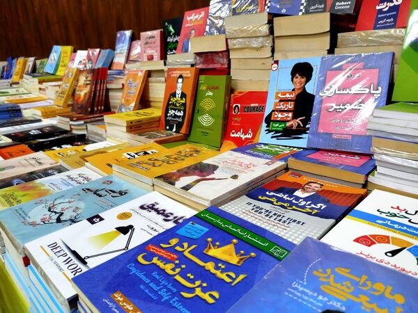 گشایش نمایشگاه کتاب در فرهنگسرای فاروج 