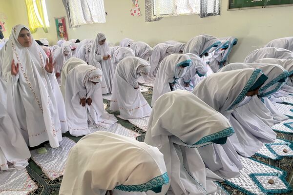 لحظه‌های ناب بندگی در نماز جماعت دانش‌آموزان آباده